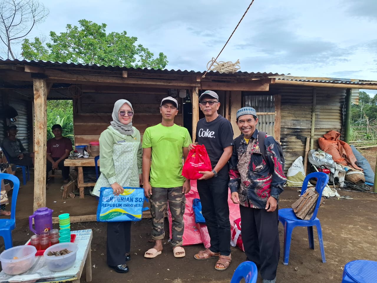 Dinas Sosial Hadir dalam Rangka Pemberian Bantuan Pasca Kebakaran di Talang Perigi, Kelurahan Palang Kenidai, Kecamatan Dempo Tengah, Kota Pagar Alam