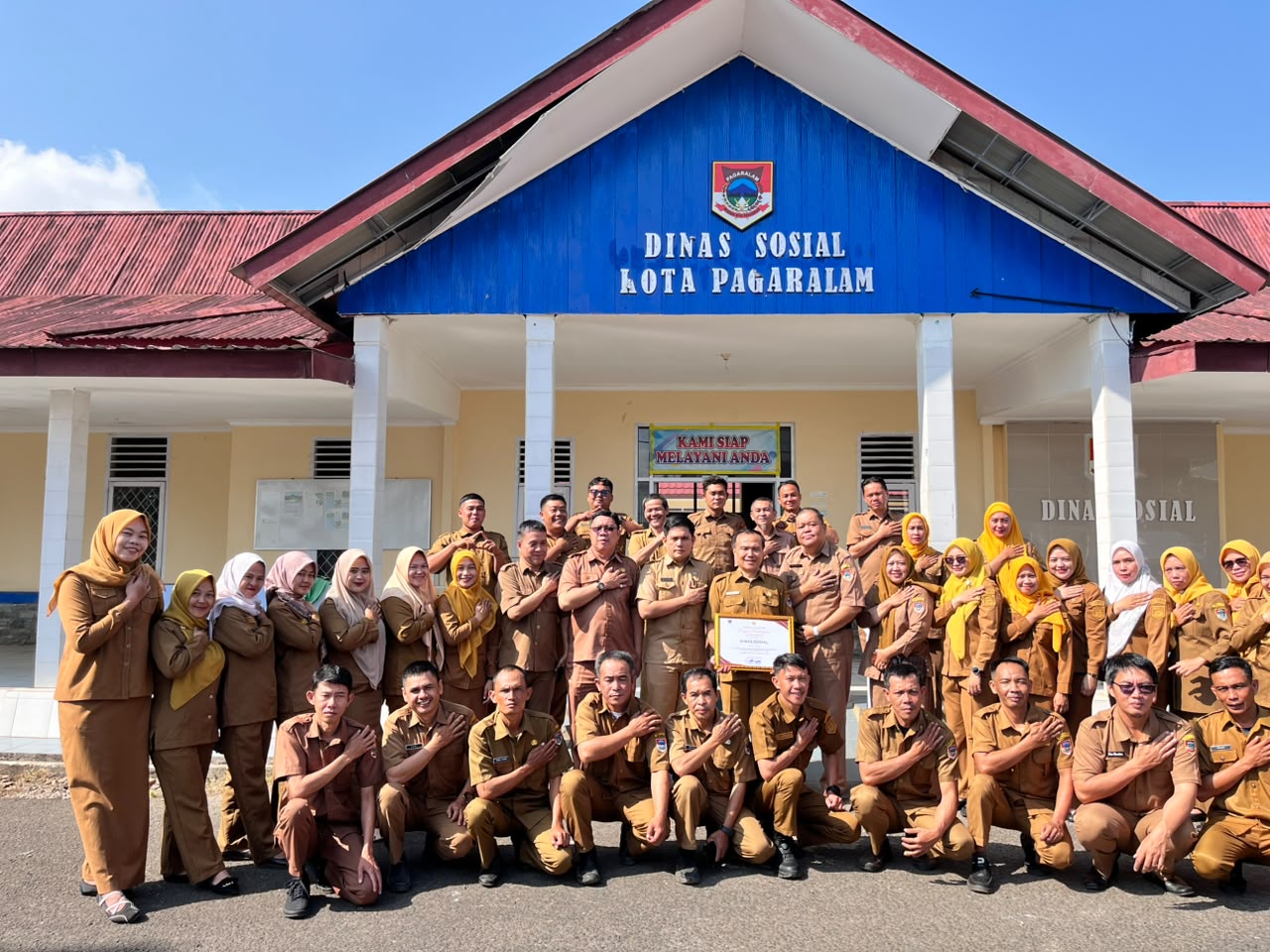 Foto Bersama Pegawai Dinas Sosial Kota Pagar Alam atas prestasinya dalam Akuntabilitas Kinerja Instansi Pemerintah (AKIP) di Lingkungan Pemerintah Kota Pagar Alam Tahun 2025