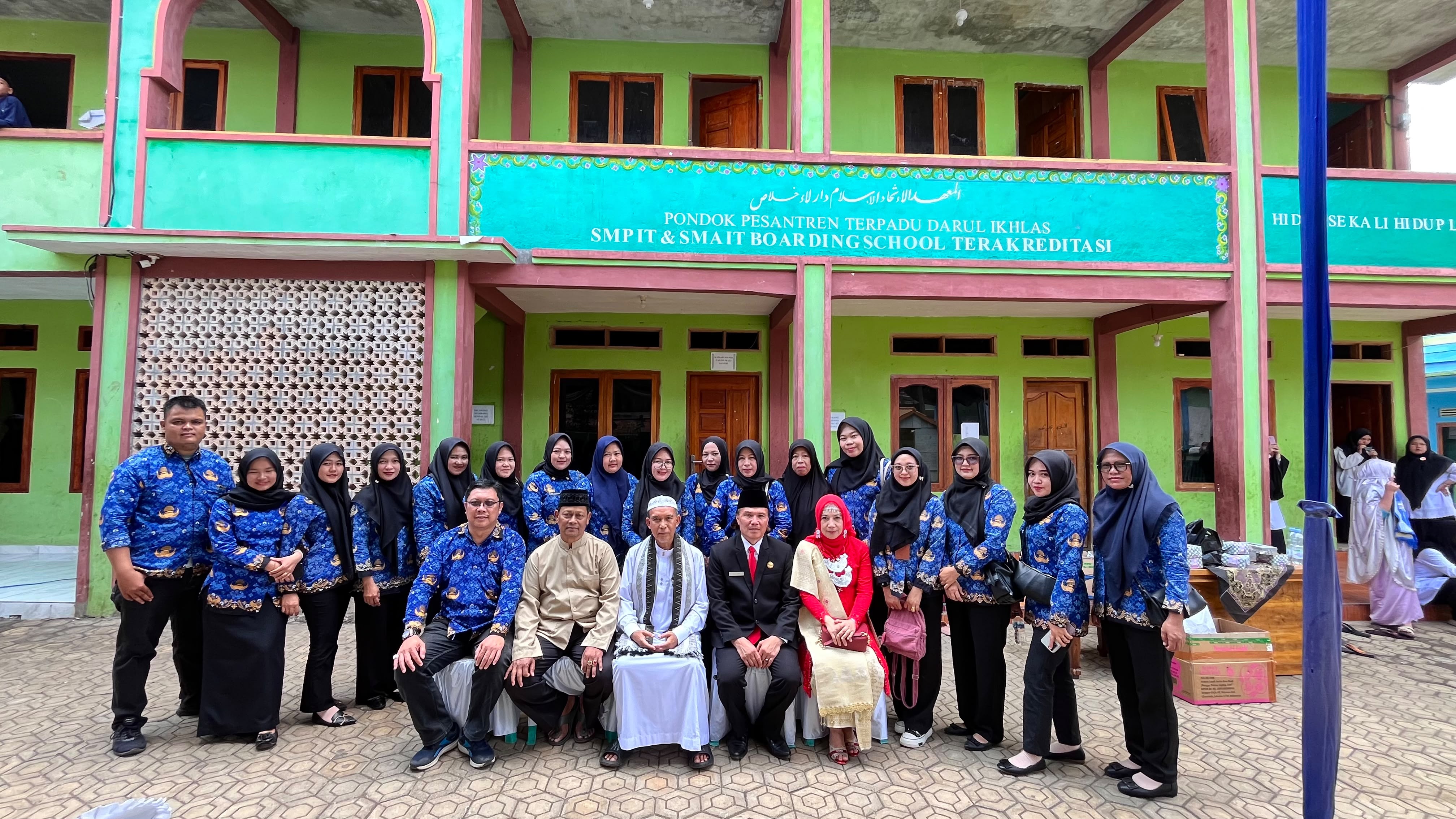 Dinas Sosial Melakukan Anjangsana ke Pondok Pesantren Darul Ikhlas dalam Rangka Memperingati HUT RI Ke-81